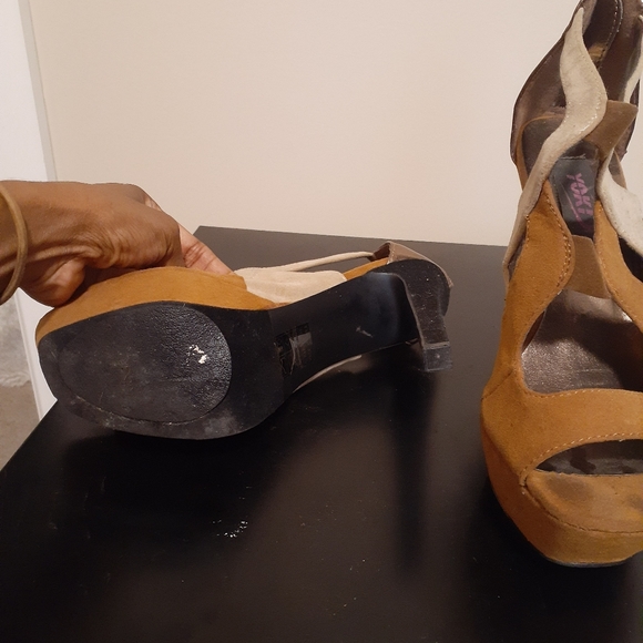 Brown & Tan heels - Picture 5 of 5